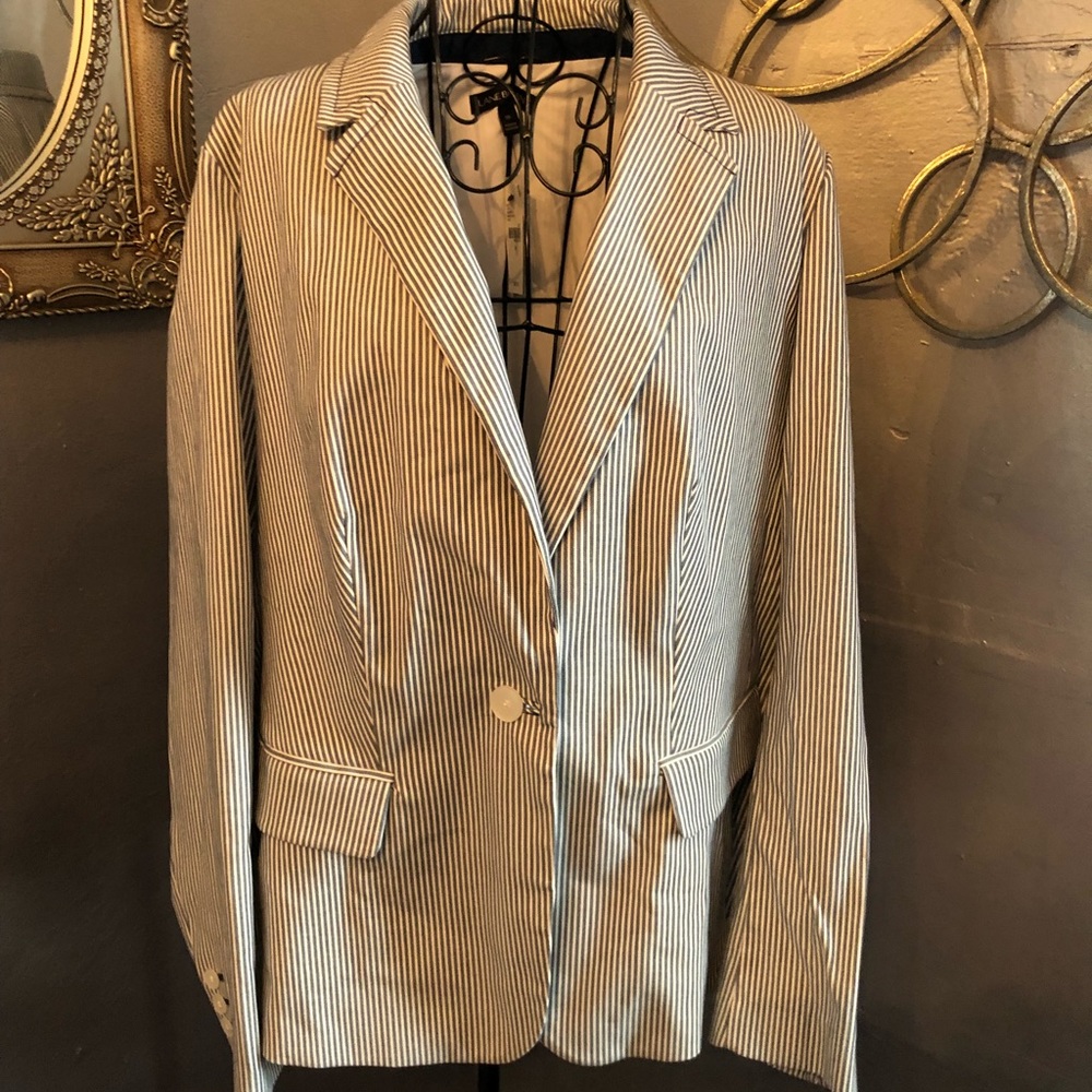 100% cotton single breast blazer.